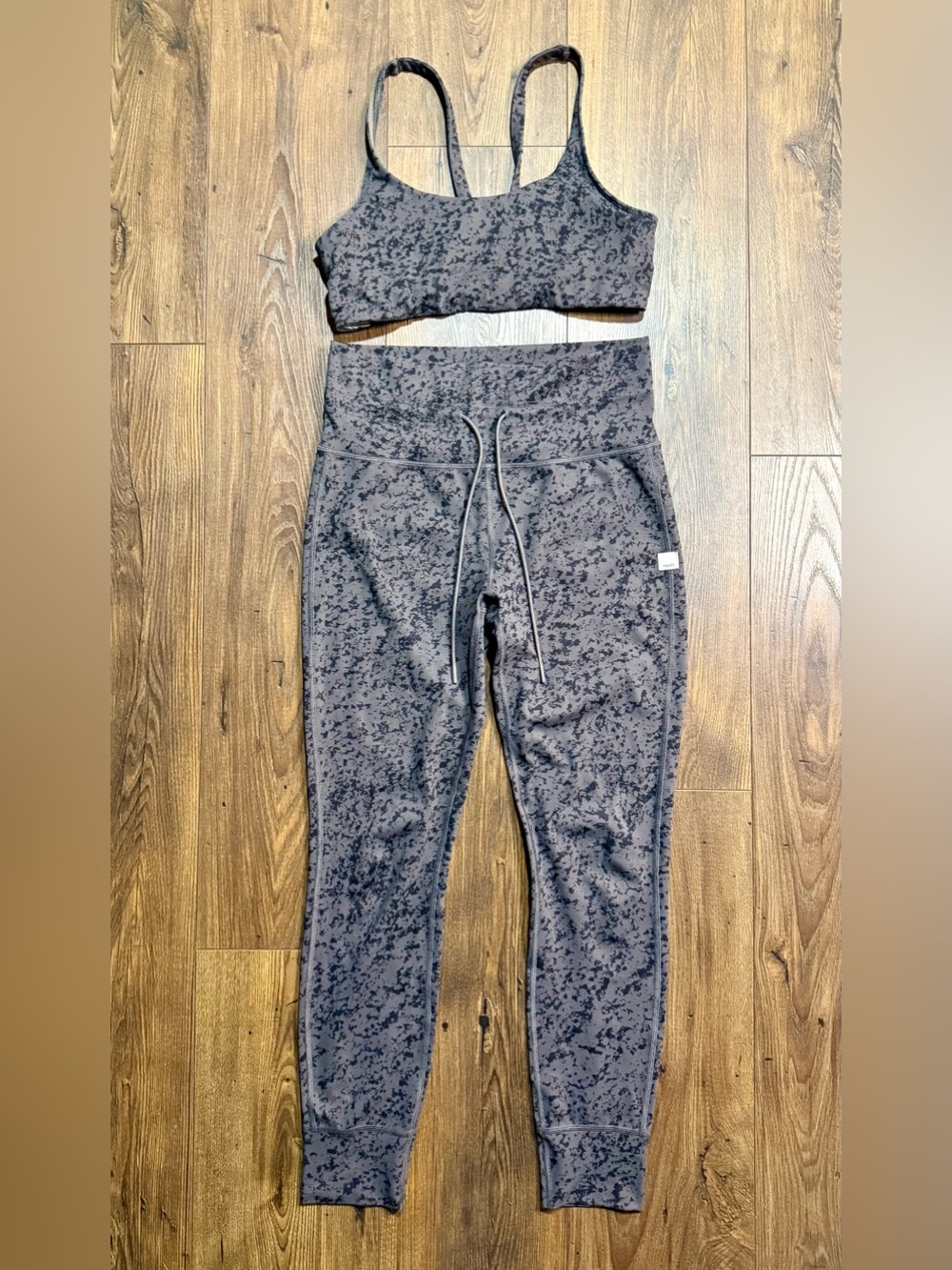 Vuori Women’s Matching Activewear Set Gray Black Print Sports Bra S Joggers M